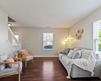 Dwntown Westfield Gem: Sleeps 17 with 6-Car Parking - Westfield - Living room