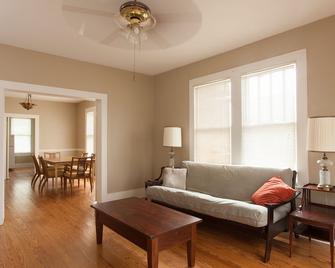 Super Cute Bungalow Central Brenham - Brenham - Stue