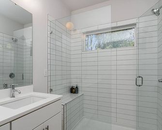 Modern Queen City Retreat-Sleeps 10 - Charlotte