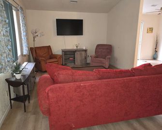 Quiet Ranch Guesthouse in Ramona - Ramona - Living room