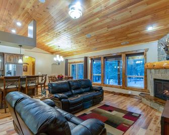 Remote Cabin With Hot Tub, Movie Theater And Huge Covered Deck With Fire Table - Donnelly - Living room