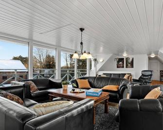 Lovely Home In Saeby With Sauna - Sæby - Huiskamer
