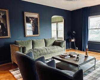 Stylish 3BR with Patio Walk to State Capitol - Frankfort - Living room
