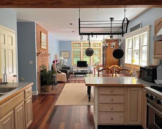 Vineyard Hearth - Where Coastal Calm Meets Countryside Comfort. - West Tisbury
