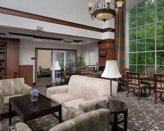 Free Breakfast. Indoor Pool. Close to Rutgers University! - North Brunswick - Lounge