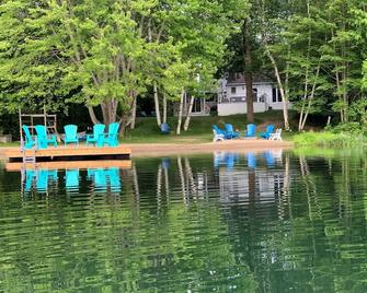 Nature's Cottage Washago - Beautiful Private Waterfront property with Hot Tub - Washago - Pool