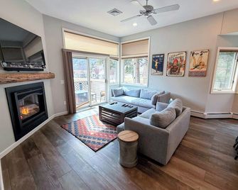 F32 Modern Golf Course Home with Mountain Views - Carroll - Living room