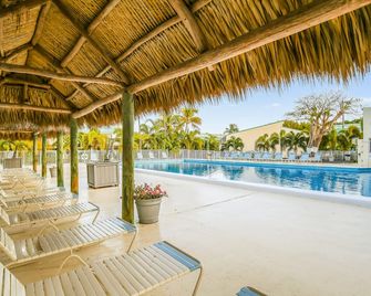 Beautiful, sunlit home with pool, tennis court & beach access - near the marina - Islamorada - Pool