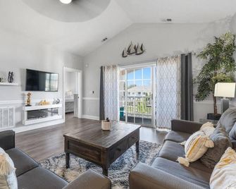 Pet-Friendly Luxury 3BR with Pool Sleeps 8 Near Beach - Myrtle Beach - Sala de estar