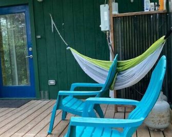 Tiny cabin with privacy, comfort and mt views - Kerhonkson - Patio