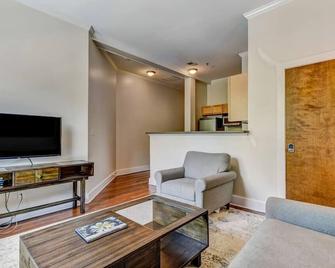 Loft steps from City Hall and River Street - Savannah - Sala de estar