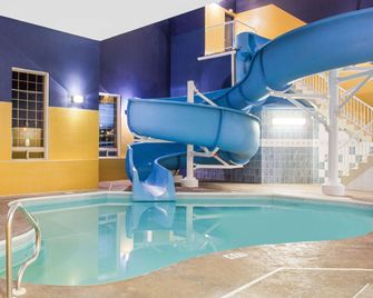 Ramada by Wyndham Red Deer Hotel & Suites - Red Deer - Pool