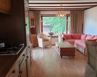 Mobile Home, for 2 adults and 3 children, surrounded by meadows with animals - Tronget - Sala de estar
