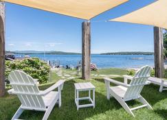 Premier Lake Winnipesaukee home! Beach, Hot Tub,Pool, Volleyball, Bar - Laconia - Patio