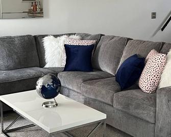 Modern Condo Nestled in Serenity - Miamisburg - Living room