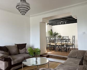 Beautiful Spacious Home with Stunning View - Menai Bridge - Living room