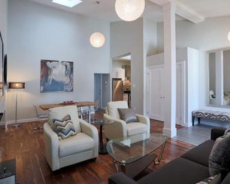 Boardwalk Homes - Executive Guest Rooms & Townhomes - Kitchener - Σαλόνι