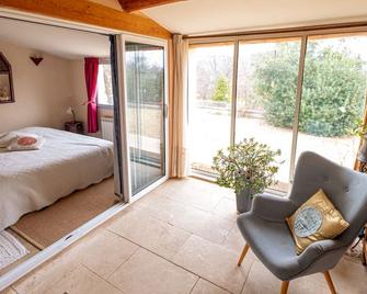 Charming, quiet house with magnificent views and private pool - Caseneuve - Habitación