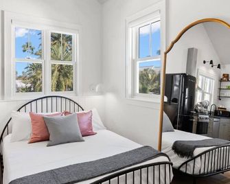 Romeo Julieta 2 Epic Studios Steps to 7th Ave - Tampa