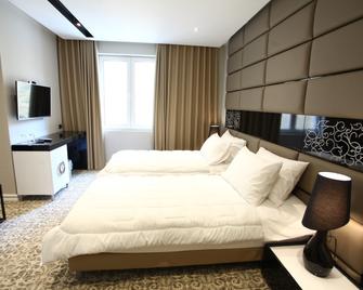 Senator Hotel - Tirana - Bedroom