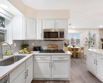 Relaxing Japandi Stay Pool, Bbq, Firepit, Xbox - Stafford - Kitchen