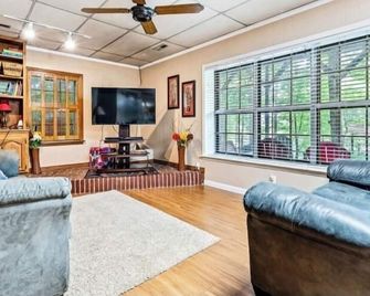 Affordable Low Rates/Level Lot/Boat Ramp/Great lake spot - Arley - Living room