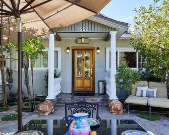 Gorgeous House 5 min to Universal studio,NBC studio - Los Angeles - Patio