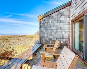 Stunning ocean-view home with W/D, sauna, tennis court, & patio - beach access - Moss Landing - Balcony