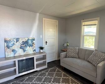 Charming 1-bedroom house with AC, WiFi in serene Salem - Salem - Living room