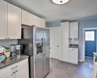 Sioux Falls Abode with Fire Pit - 1 Mi to Dtwn! - Sioux Falls - Kitchen