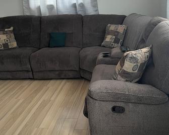 Private two bedroom home near Summerside with office; AC; fireplace; TV; wifi - Summerside - Living room