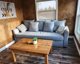Escape the city to this quiet home along the beautiful Ottawa River - Fort-Coulonge - Living room