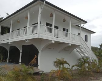 Modern 3-bedroom waterfront lagoon house with Wi-Fi, AC in beautiful Maya Beach. - Placencia - Edificio