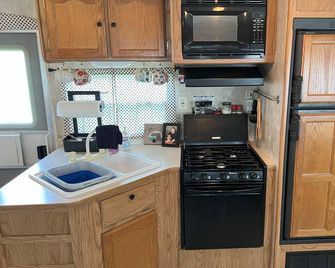 Cozy 2-bedroom RV on the Ohio River near historic Madison, IN with AC & a view! - Madison - Kuchyň