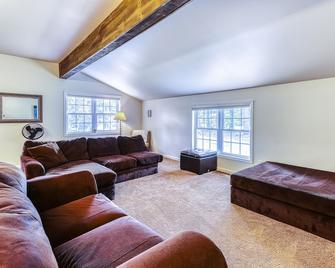 Big single-level house with firepit & spacious yard - lake access nearby - Chestertown - Вітальня