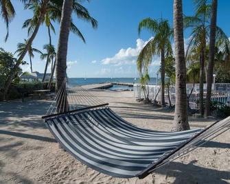 4 Tropical Waterfront Stay w/ Private Beach, Pool, Workstation & Kayak - Key Largo
