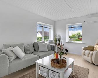 Beautiful home in Rønne with house a panoramic view - Rønne - Pokój dzienny