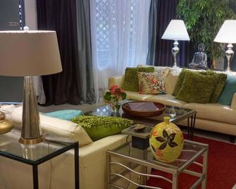 2 Entire Apts, 6 Bdm, 9 Beds, Corporate & Vacation Midtown, Minutes to Airport - Anchorage - Wohnzimmer