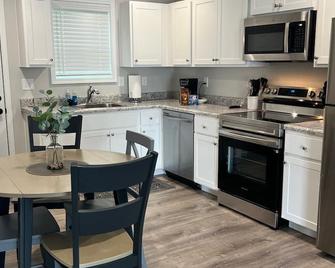 Cozy 2-bedroom apartment in charming Washington Court House with WiFi, AC - Washington Court House - Cocina