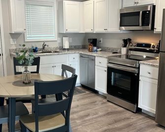 Cozy 2-bedroom apartment in charming Washington Court House with WiFi, AC - Washington Court House - Kitchen