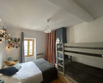 4 room house up to 8 people, close to the gondola and thermal baths - Ax-Les-Thermes - Bedroom