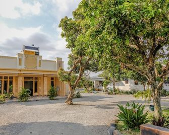 Hotel O Maya - Blitar - Building