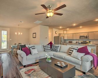 College Station Townhome w/ Furnished Patio! - College Station - Living room