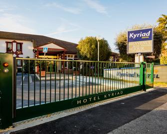 Kyriad Nimes Ouest - נים - בניין