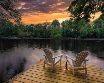 Catskills River Retreat: Large Waterfront 4br Home Sleeps 11 Guests - Lake Katrine - Patio