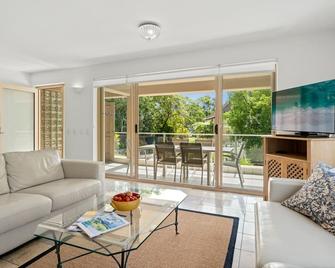 Alderly Private Apartments - Noosa Heads - Living room