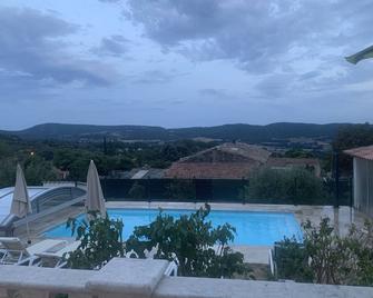 Between Sea And Mountains - Reillanne - Piscina