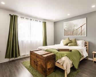 Comme à la maison | stationnement gratuit | entrée indépendante - Laval - Bedroom