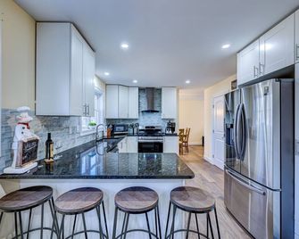 Charming luxury 4-bedroom house with Hot Tub, Theatre, Pool Table, Firepit - Pocono Summit - Cocina