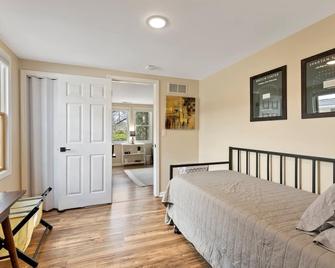 Perfect Location Walk To Msu Campus High End Mattresses Fast Wi-Fi - East Lansing - Bedroom